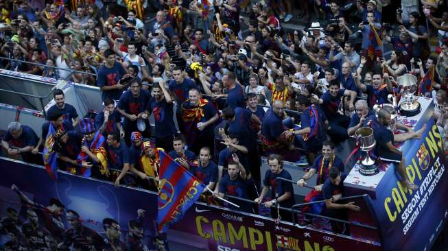 Pemain Barcelona berparade keliling kota usai memenangkan Liga Champions (8/6) [Reuters/Albert Gea]