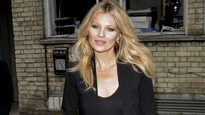 45 Tahun Masih Menawan, Kate Moss Berani Pose Topless