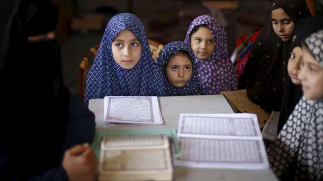 Para bocah Palestina menghafal Al Quran di sebuah masjid di Gaza City, Jalur Gaza, (7/6). Aktivitas ini dilakukan untuk mengisi liburan musim panas. [Reuters/Mohammed Salem]