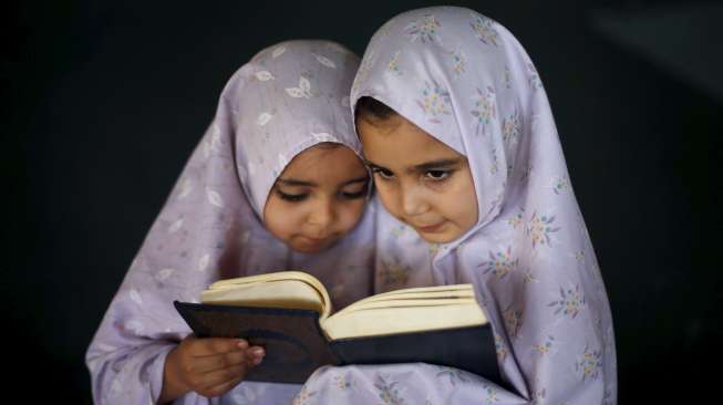 Para bocah Palestina menghafal Al Quran di sebuah masjid di Gaza City, Jalur Gaza, (7/6). Aktivitas ini dilakukan untuk mengisi liburan musim panas. [Reuters/Mohammed Salem]