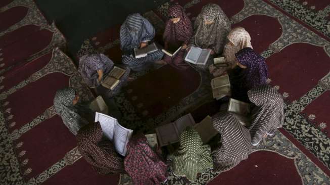 Para bocah Palestina menghafal Al Quran di sebuah masjid di Gaza City, Jalur Gaza, (7/6). Aktivitas ini dilakukan untuk mengisi liburan musim panas. [Reuters/Mohammed Salem]