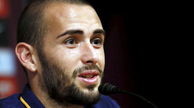 Pemain baru Barcelona Aleix Vidal melakukan jumpa pers di Camp Nou. Reuters/Albert Gea