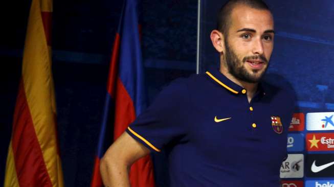 Pemain baru Barcelona Aleix Vidal saat diperkenalkan kepada media di Camp Nou. Reuters/Albert Gea