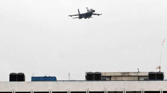 Latihan Antiteror, Tiga Sukhoi Terbang Rendah di Langit Jakarta