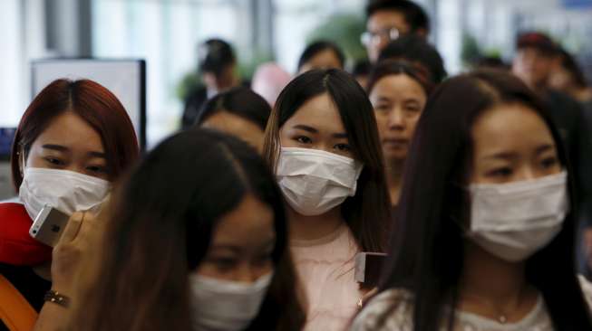 Warga Korea Selatan memakai masker untuk mengurangi risiko tertular MERS. (Reuters)