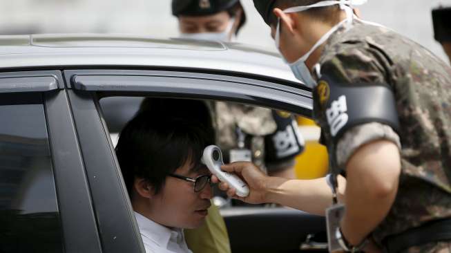 Warga Korea Selatan menjalani pemeriksaan suhu tubuh untuk mendeteksi MERS. (Reuters/Kim Hong-ji)