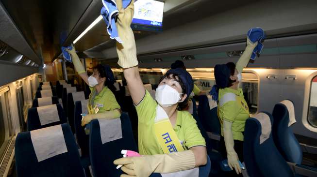 Petugas menggunakan desinfektan untuk membersihkan gerbong kereta di Korea Selatan. (Reuters)