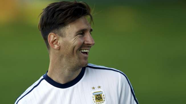 Pemain Argentina striker Lionel Messi tertawa saat mengikuti sesi latihan di La Serena. Reuters/Marcos Brindicci