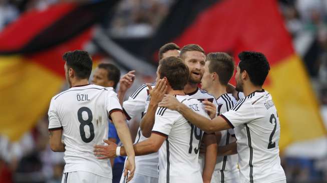 Pemain Jerman rayakan gol Mario Goetze ke gawang AS (11/6) [Reuters/Ina Fassbender]