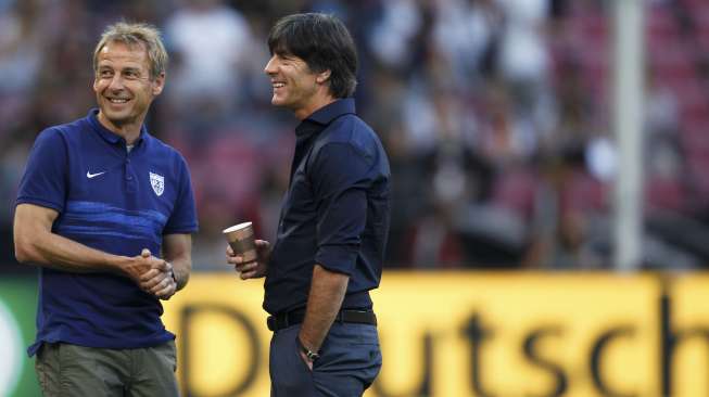 Pelatih AS Jurgen Klinsmann (kiri) dan pelatih Jerman Joachim Loew terlihat akrab dalam pertandingan (11/6) [Reuters/Ina Fassbender]