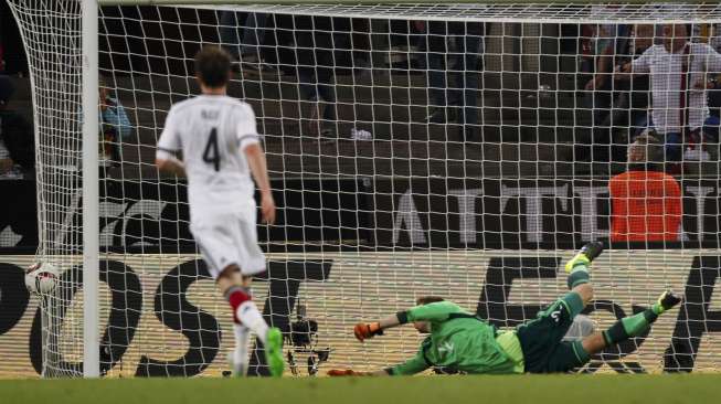 Penjaga gawang Jerman Ron-Robert Zieler gagal menghentikan bola yang dilepaskan pemain AS Bobby Wood (11/6) [Reuters/Ina Fassbender]