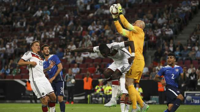 Brad Guzan mengamankan gawangnya dari Ancaman Jerman (11/6) [Reuters/Ina Fassbender]