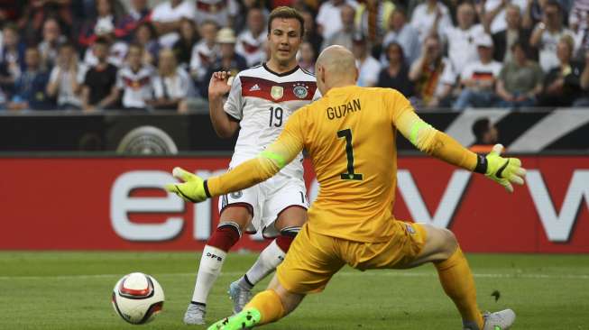 Mario Gotze menjebol gawang Guzan (11/6) [Reuters/Ina Fassbender]