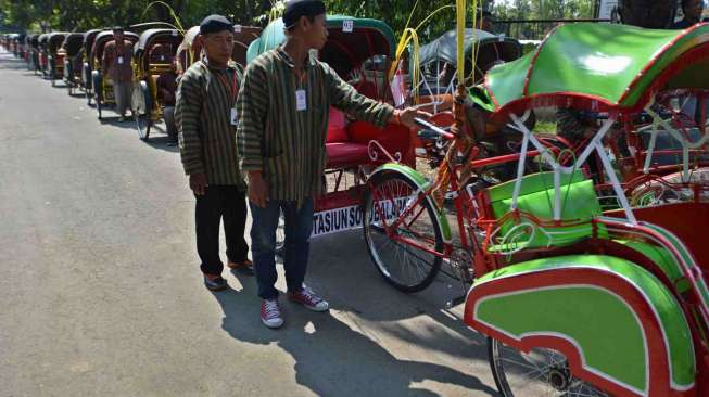 Becak disiapkan untuk mengantar para tamu undangan menuju ke lokasi acara pernikahan putra Presiden Joko Widodo.