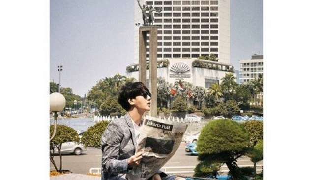 Yesung "SuJu" di Bundaran HI Sedang Baca Koran