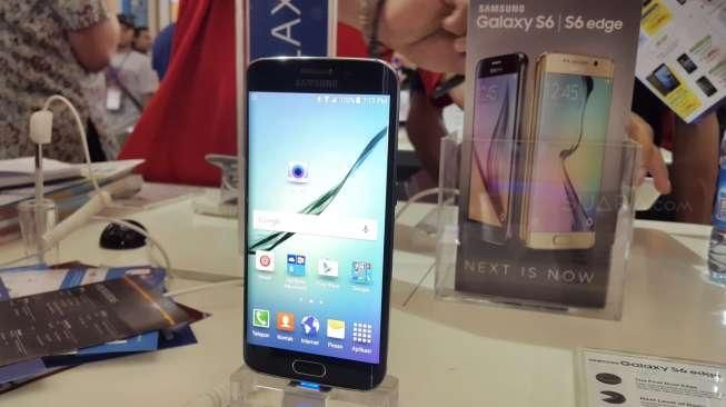 Salah satu Samsung Galaxy S6 Edge yang dijual di ajang ICS. [Suara.com/Deny Yuliansari]