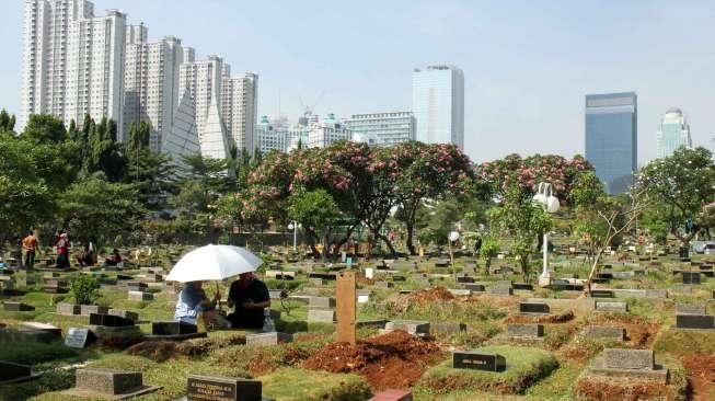 Sejumlah umat Muslim berziarah makam untuk menyambut bulan suci Ramadan.