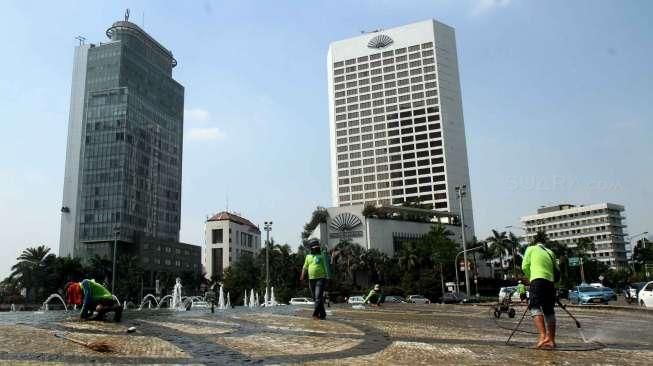 Bersihkan Bundaran HI