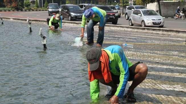 Bersihkan Bundaran HI