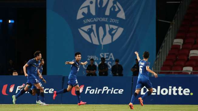 Pemain Thailand Phumichantuk Rungrat (ketiga dari kiri) merayakan golnya ke gawang Indonesia. Singapore SEA Games Organising Committee / Reuters