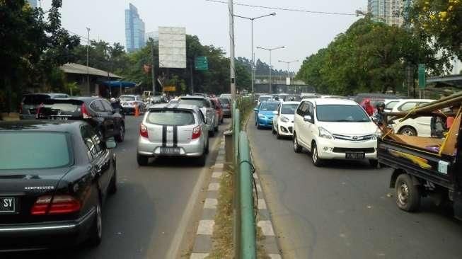 Peziarah TPU Karet Bivak Parkir sampai Tengah Jalan, Macet Parah