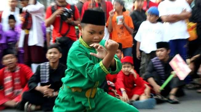 Aksi para pesilat di arena Car Free Day, Minggu (14/5). (Suara.com/Oke Atmaja)