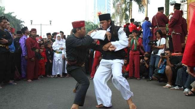 Aksi para pesilat di arena Car Free Day, Minggu (14/5). (Suara.com/Oke Atmaja)