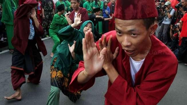 Aksi para pesilat di arena Car Free Day, Minggu (14/5). (Suara.com/Oke Atmaja)