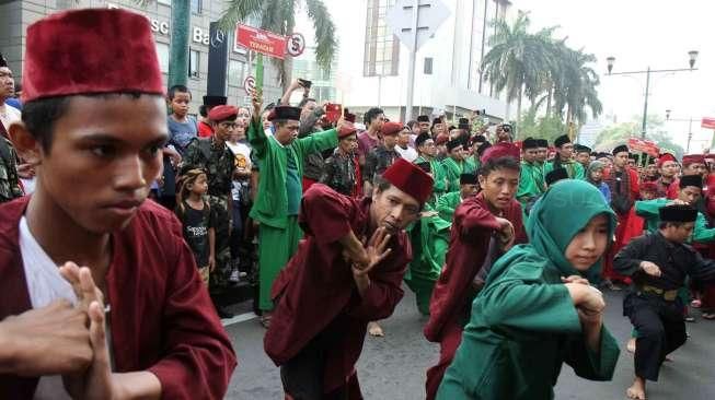 Aksi para pesilat di arena Car Free Day, Minggu (14/5). (Suara.com/Oke Atmaja)