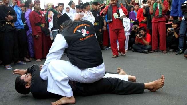 Aksi para pesilat di arena Car Free Day, Minggu (14/5). (Suara.com/Oke Atmaja)