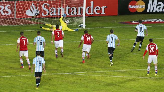 Lionel Messi menjebol gawang Paraguay lewat titik penalti (14/6) [Reuters/David Mercado]