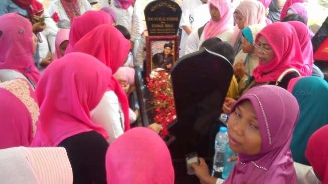 Seminggu Jelang Puasa, Makam Uje Dibanjiri Ibu-ibu Peziarah