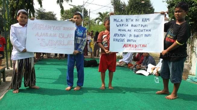 Aksi penolakan terhadap jemaah Ahmadiyah di Bukit Duri, Jakarta, (14/6). (Suara.com/Oke Atmaja)