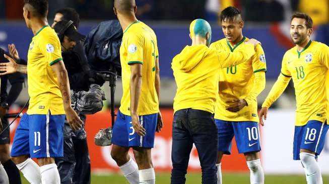 Bintang Brasil Neymar (tengah) menyapa fansnya setelah Brasil mengalahkan Peru 2-1. Reuters/Ueslei Marcelino.