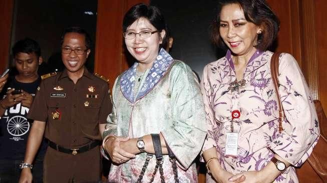 Ketua Pansel Komisi Pemberantasan Korupsi (KPK) Destry Damayanti di dampingi Yenti Ganarsih usai menemui Jaksa Agung di Jakarta, Selasa (16/6) [Suara.com/Kurniawan Mas'ud]