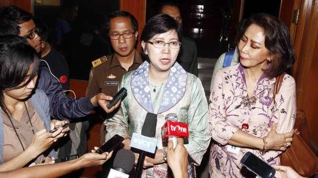 Ketua Pansel Komisi Pemberantasan Korupsi (KPK) Destry Damayanti di dampingi Yenti Ganarsih usai menemui Jaksa Agung di Jakarta, Selasa (16/6) [Suara.com/Kurniawan Mas'ud]