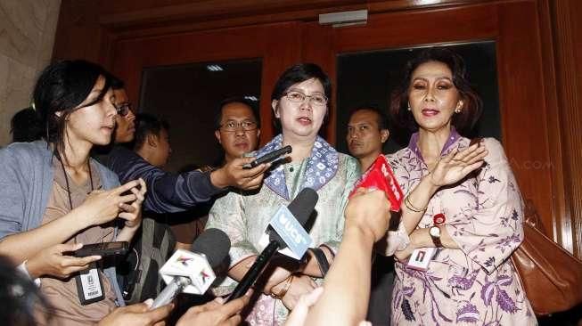 Ketua Pansel Komisi Pemberantasan Korupsi (KPK) Destry Damayanti di dampingi Yenti Ganarsih usai menemui Jaksa Agung di Jakarta, Selasa (16/6) [Suara.com/Kurniawan Mas'ud]