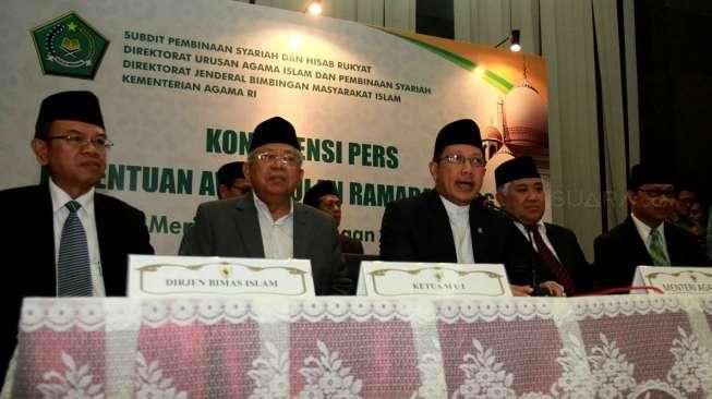 Menag Lukman Hakim Saifuddin, Ketum PP Muhammadiyah Din Syamsuddin, Wakil Ketum MUI Ma'ruf Amin, menyampaikan keterangan pers terkait hasil sidang isbat di Kementrian Agama, (16/6). [Suara.com/Oke Atmaja]