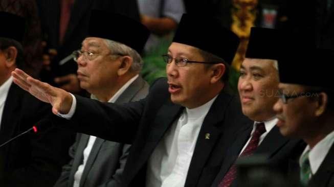 Menag Lukman Hakim Saifuddin, Ketum PP Muhammadiyah Din Syamsuddin, Wakil Ketum MUI Ma'ruf Amin, menyampaikan keterangan pers terkait hasil sidang isbat di Kementrian Agama, (16/6). [Suara.com/Oke Atmaja]