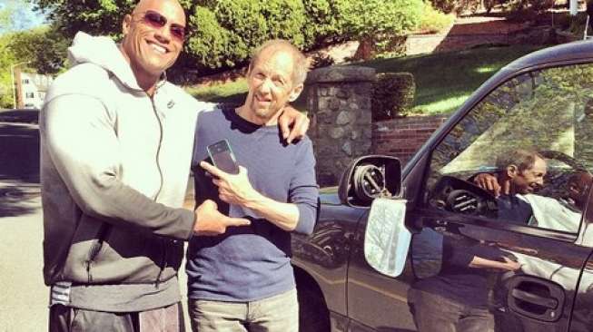 Dwayne 'The Rock' Johnson Tabrak Mobil, Korban Malah Minta Foto