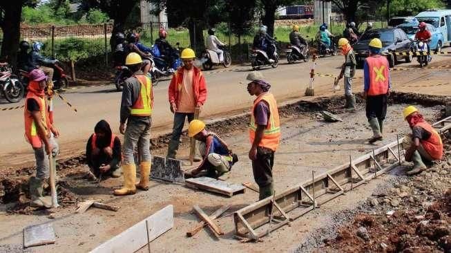 Pelebaran jalan mudik sepanjang 20 kilometer yang menghubungkan Jakarta dan Pantura tersebut terus dikebut.