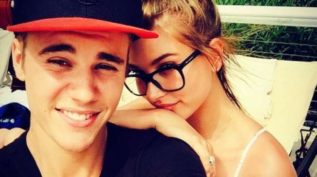 Hailey Baldwin Dihujat Lewat SMS, Pelakunya Fans Justin Bieber?