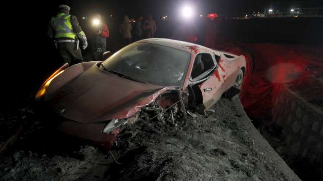 Mobil Ferrari milik Arturo Vidal usai kecelakaan (17/6) [Reuters/Felipe Fredes]