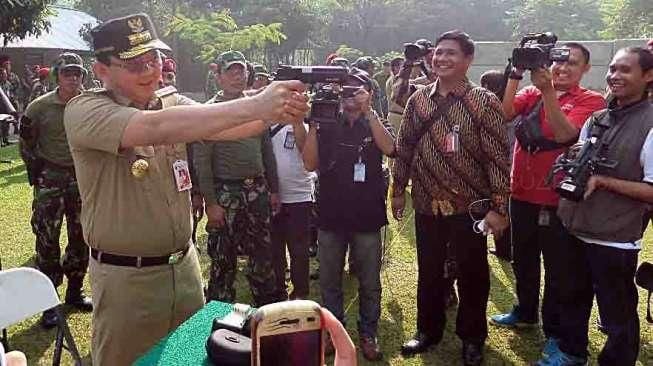 Ahok merasakan pistol milik Kopassus dan berhasil menjatuhkan 8 pelat besi.