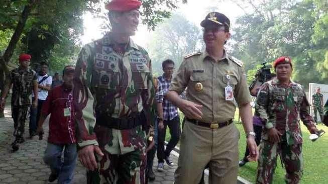 Ahok Latihan Nembak di Kopassus