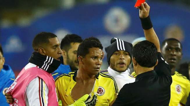 Pemain Kolombia Carlos Bacca juga mendapatkan kartu merah di akhir laga usai mengalahkan Brasil. Reuters/Ricardo Moraes