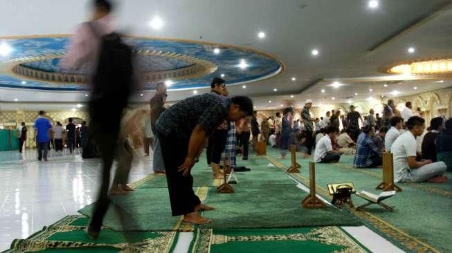 Yayak Nekat Curi Ponsel Milik Jemaah Salat Magrib di Masjid