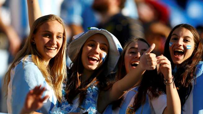 Para fans perempuan Argentina tampak ceria saat menantikan Lionel Messi dan kawan kawan menghadapi Jamaika. Reuters/Ivan Alvarado