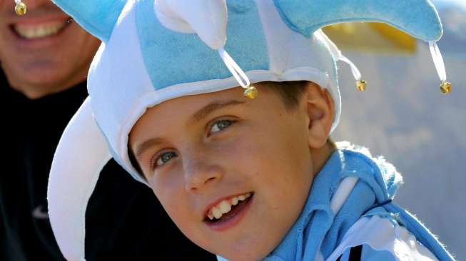 Seorang fans cilik Argentina menantikan Lionel Messi dan kawan kawan menghadapi Jamaika. Reuters/Rodrigo Garrido