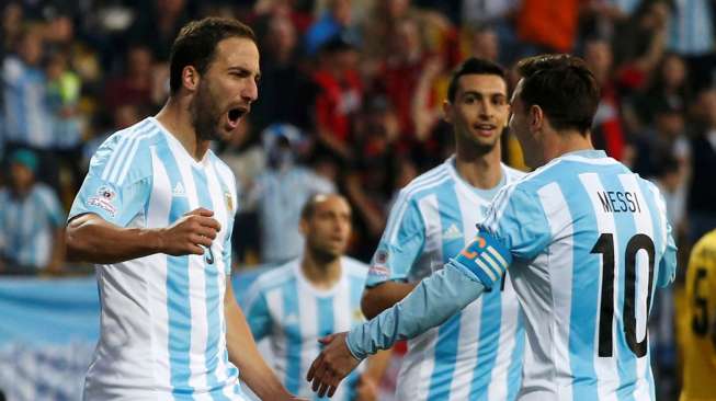 Striker Argentina Gonzalo Higuain merayakan golnya ke gawang Jamaika bersama Lionel Messi di Copa America. Reuters/Ivan Alvarado